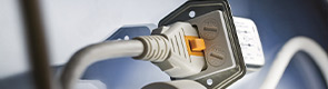 Festesikring for ledninger for IEC-apparatkoblinger med V-Lock